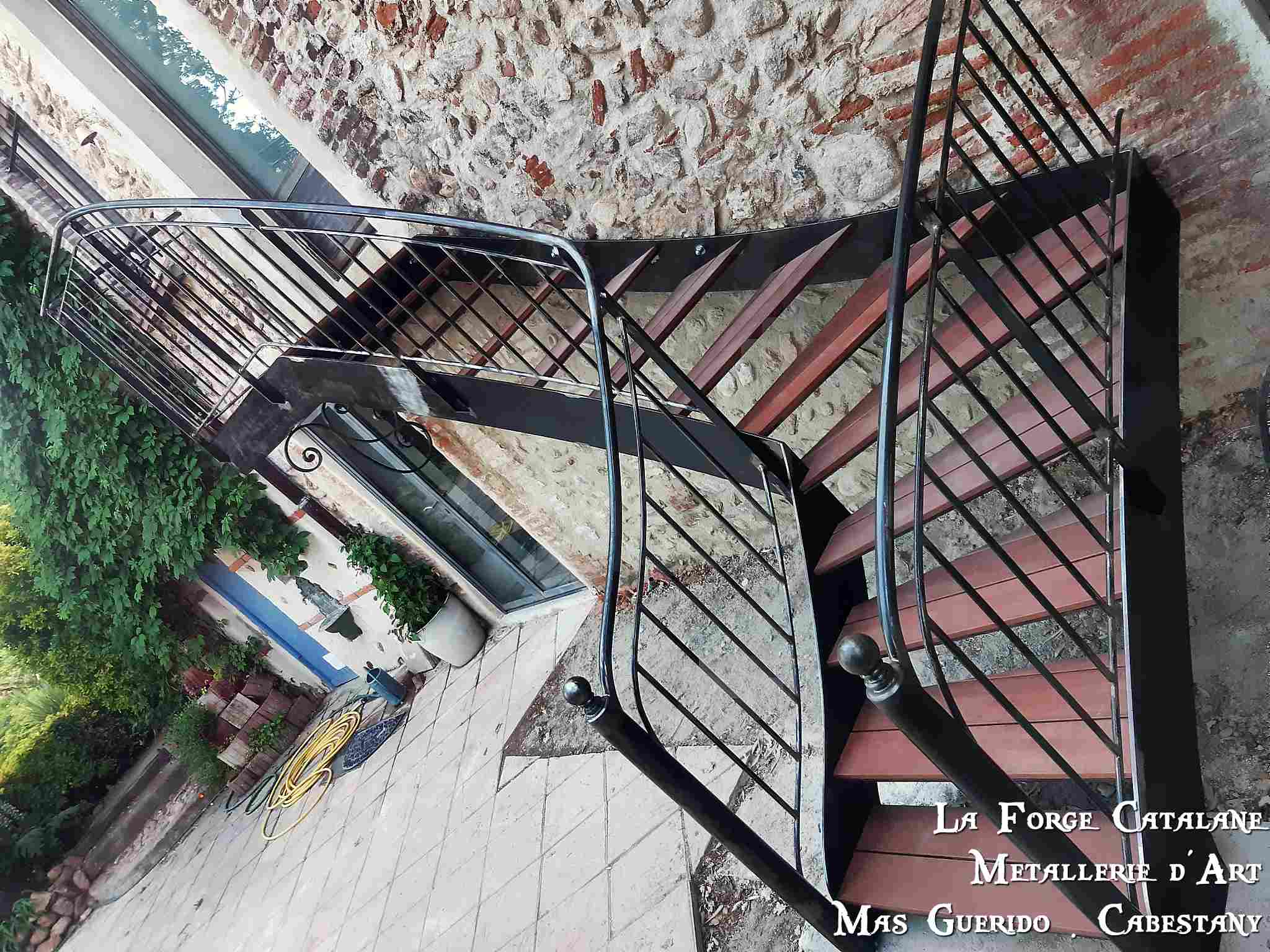 Escalier 2 fer plat lateraux marches fer bois PADDUCK lames laser forge catalane.jpg